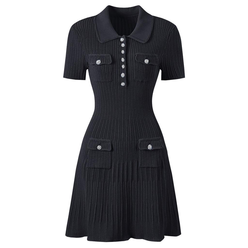 Robe en maille cotelee a col polo, detail du plastron