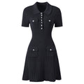 Robe en maille cotelee a col polo, detail du plastron