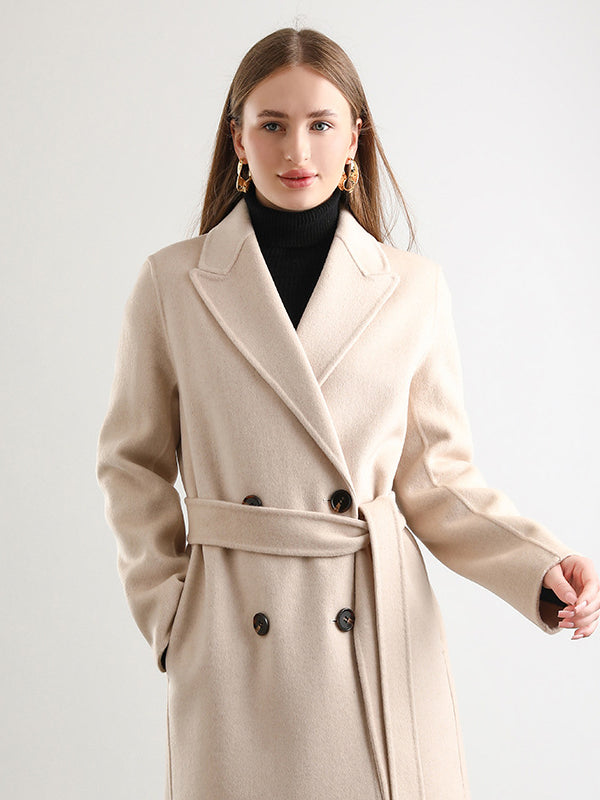 Manteau long femme en laine croisée à ceinture, coloris ivoire, porté sur un col roulé noir