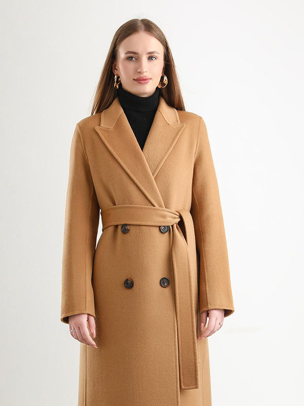Manteau long femme en laine croisée à ceinture, coloris camel, porté avec un col roulé noir