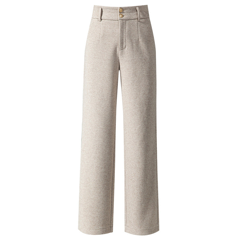 Pantalon droit en laine, detail du pli marque