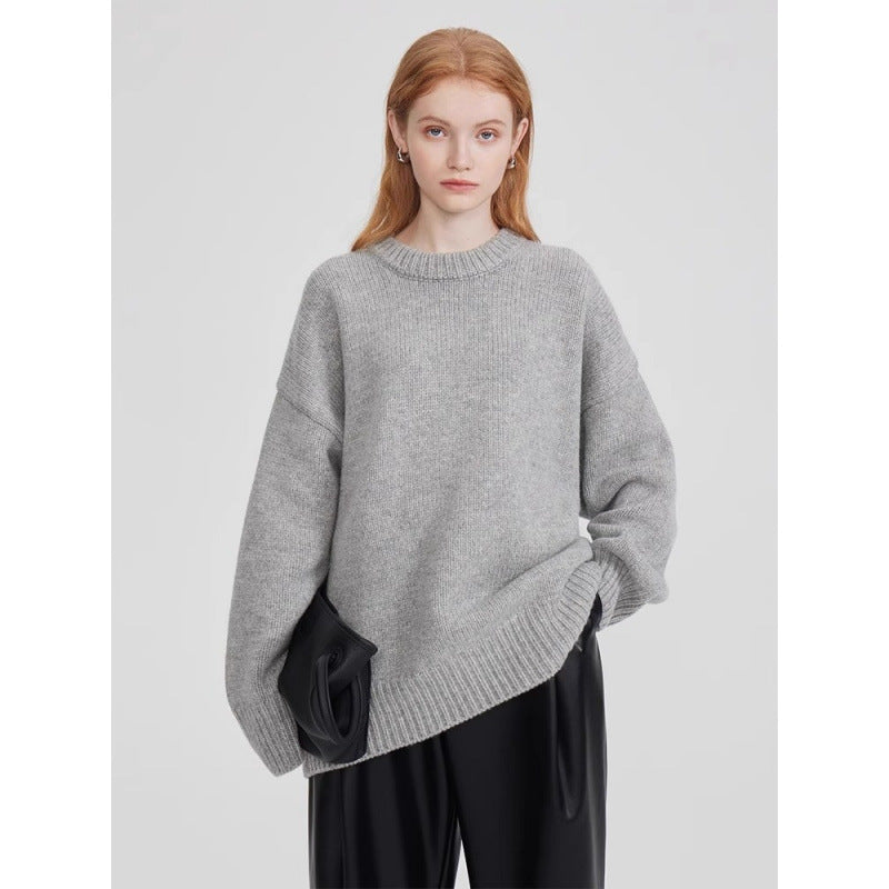 Pull ras-de-cou en laine gris chiné porté, coupe oversize