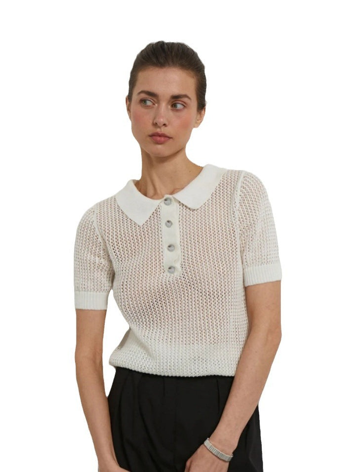 Polo femme en maille ajourée écru, col polo et patte boutonnée, vue de face