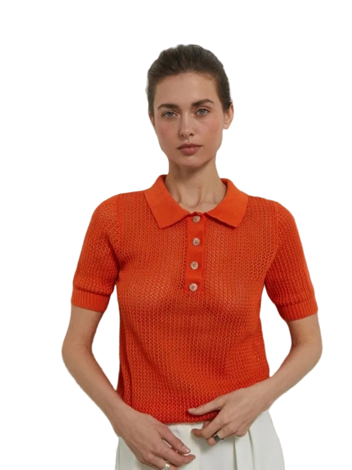 Polo femme en maille ajourée rouge orangé à manches courtes, porté
