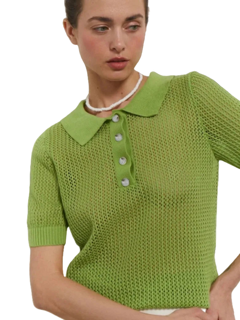 Polo femme en maille ajourée vert anis à manches courtes, porté
