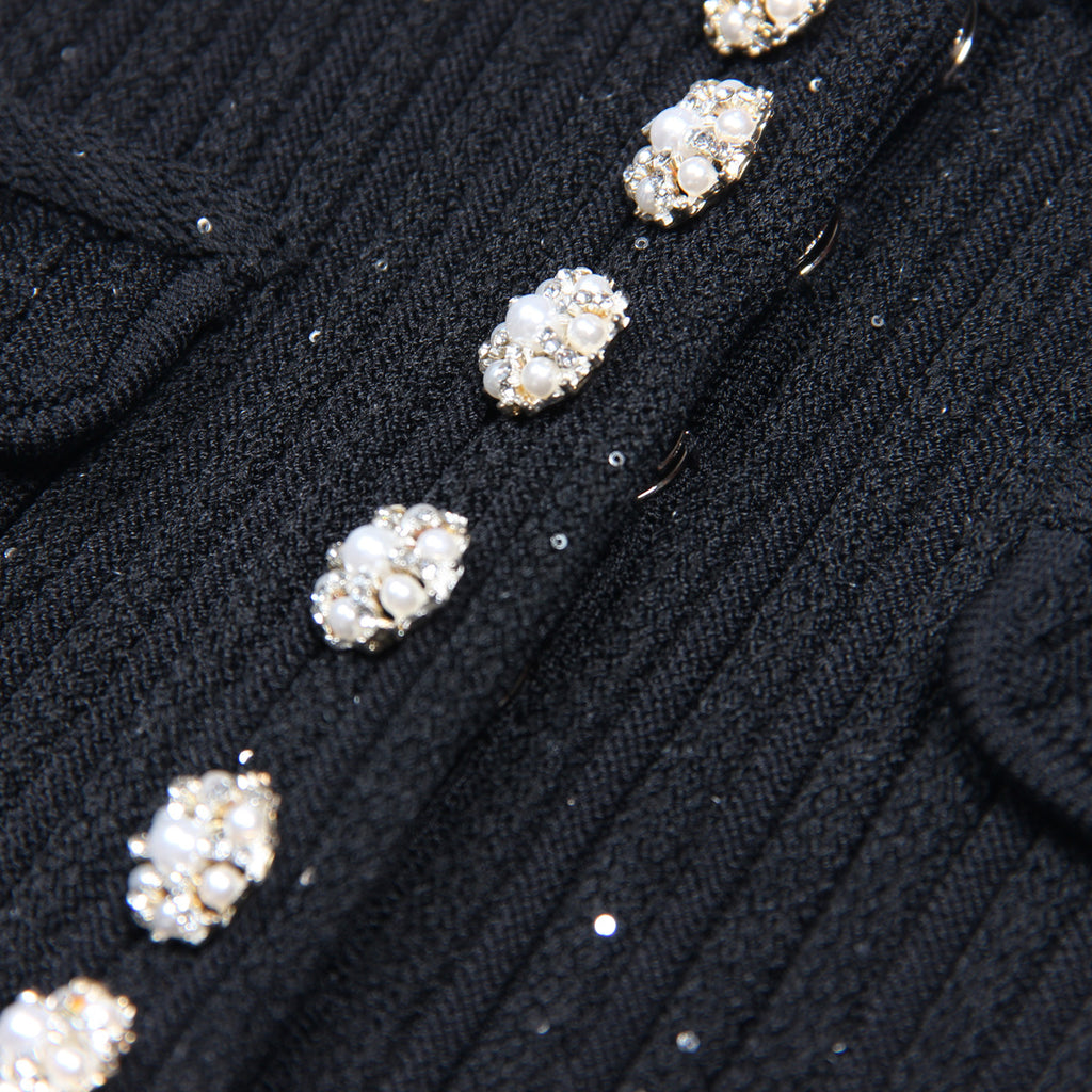 Robe en maille cotelee a col polo, detail des poches plaquees