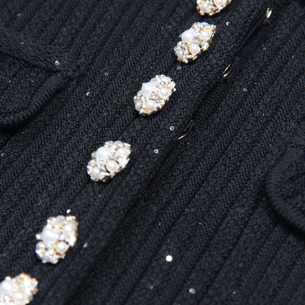 Robe en maille cotelee a col polo, detail des poches plaquees