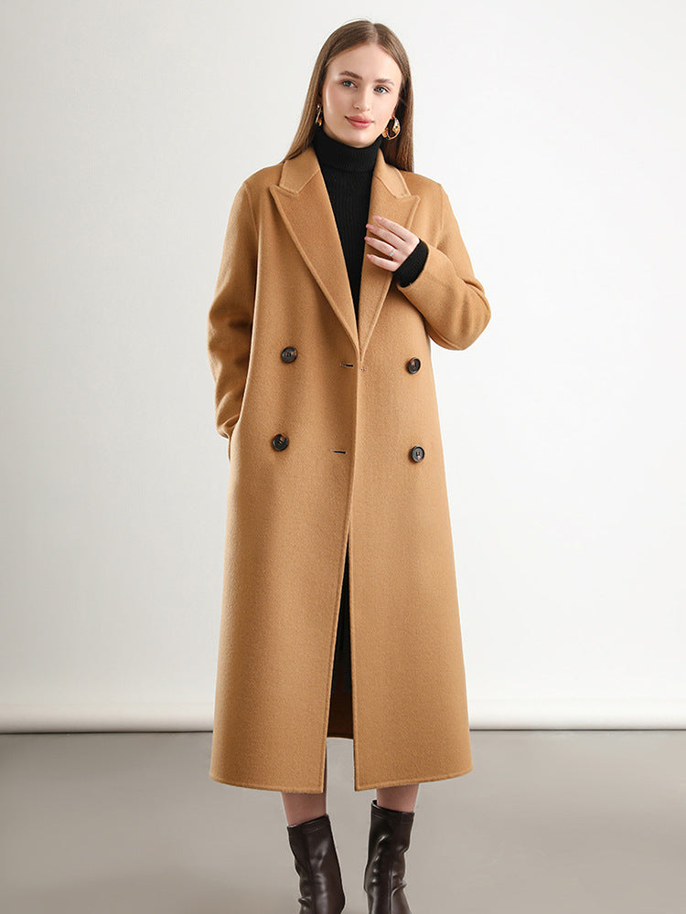 Manteau long femme en laine croisée à ceinture, coloris camel, porté ouvert sur un col roulé noir