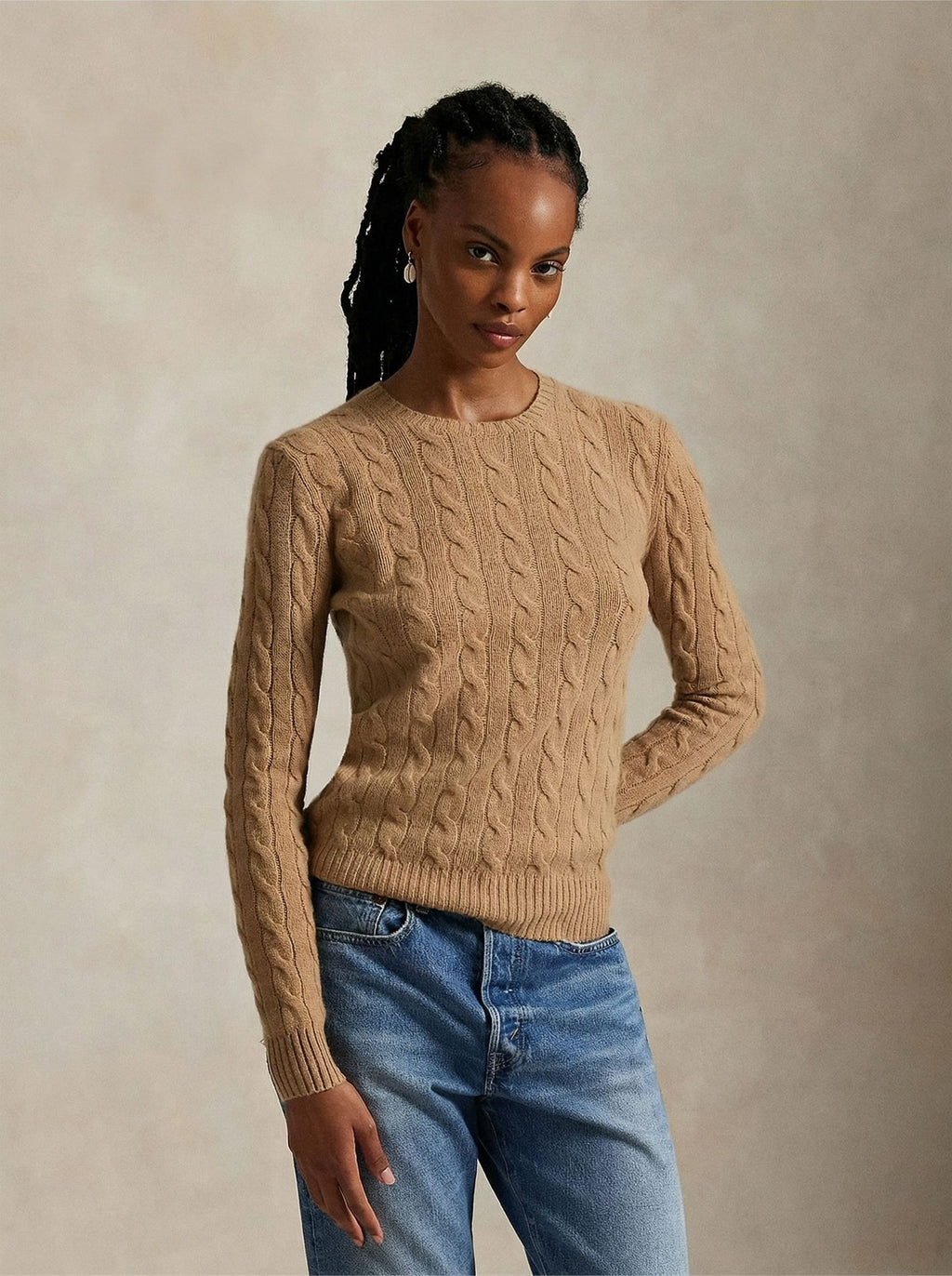 Pull col rond en maille torsadee camel porte, vue de face