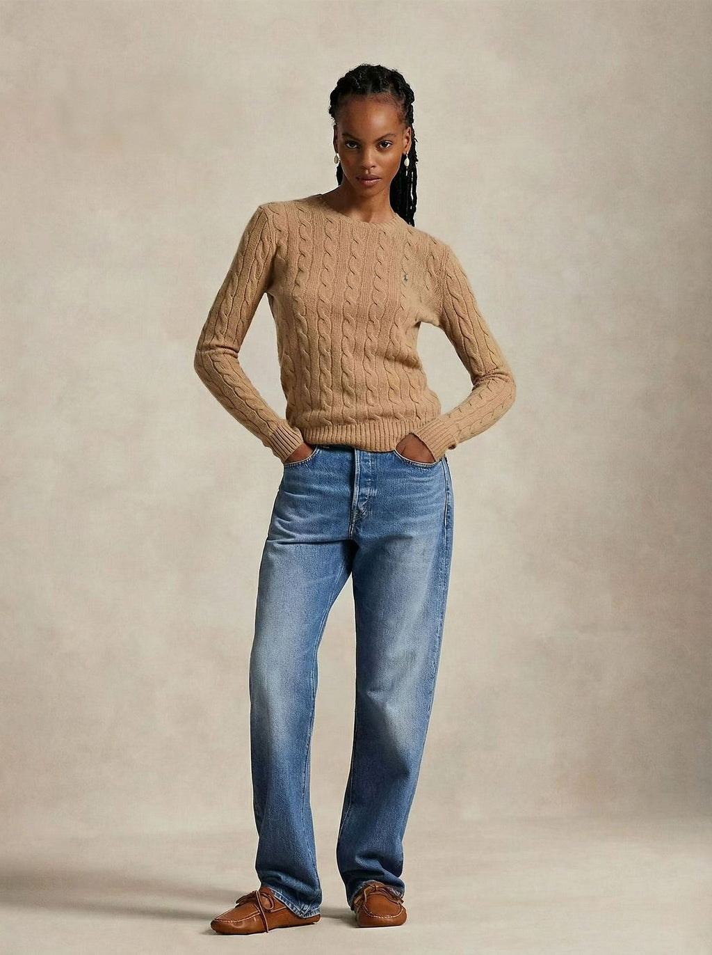 Pull col rond en maille torsadee, detail des torsades du buste