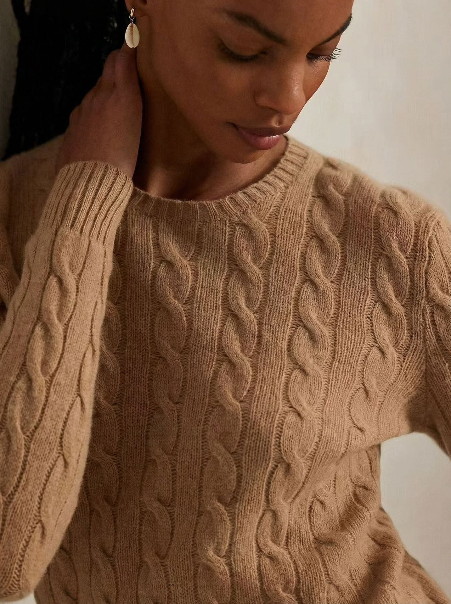 Pull col rond en maille torsadee, vue de trois quarts