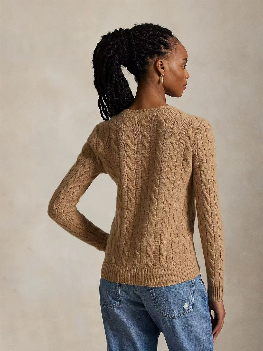 Pull col rond en maille torsadee, detail du col rond cotele