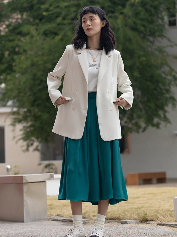 Veste blazer croisée femme oversize, coloris blanc cassé, portée avec une jupe longue