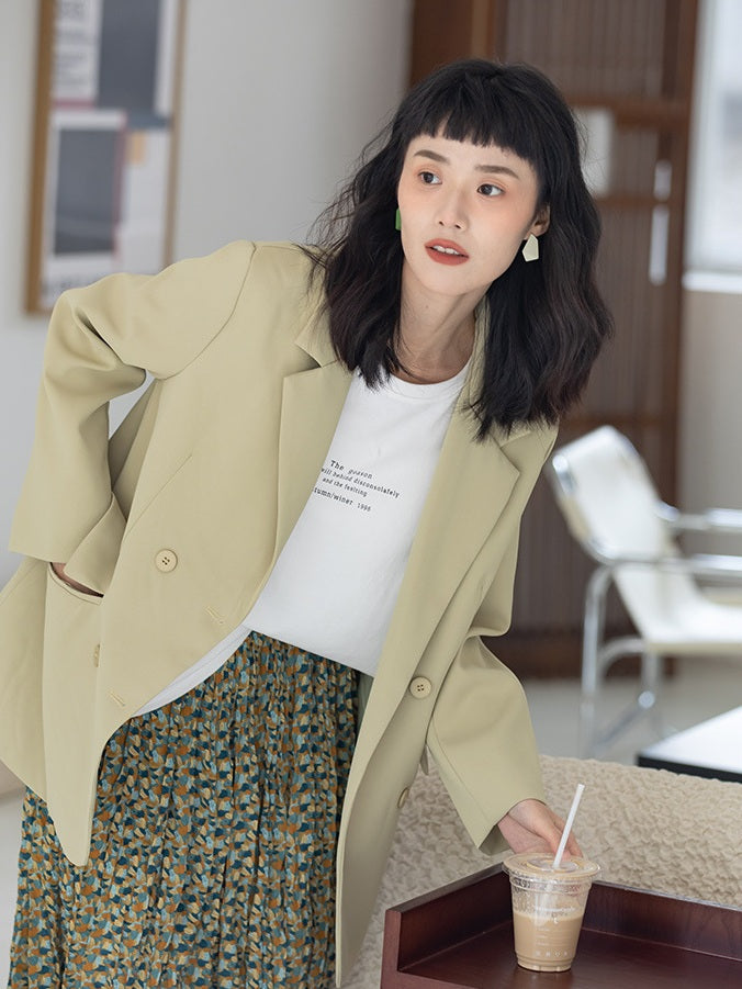 Blazer croisé vert amande porté ouvert sur un t-shirt blanc