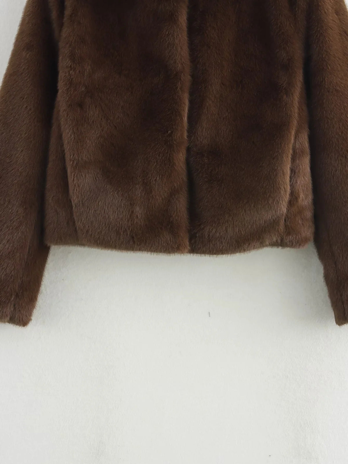 Veste courte femme en fausse fourrure marron foncé, détail du bas de la veste