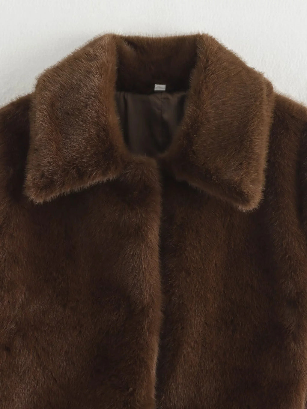 Veste courte femme en fausse fourrure marron foncé, détail du col rabattu et de la doublure