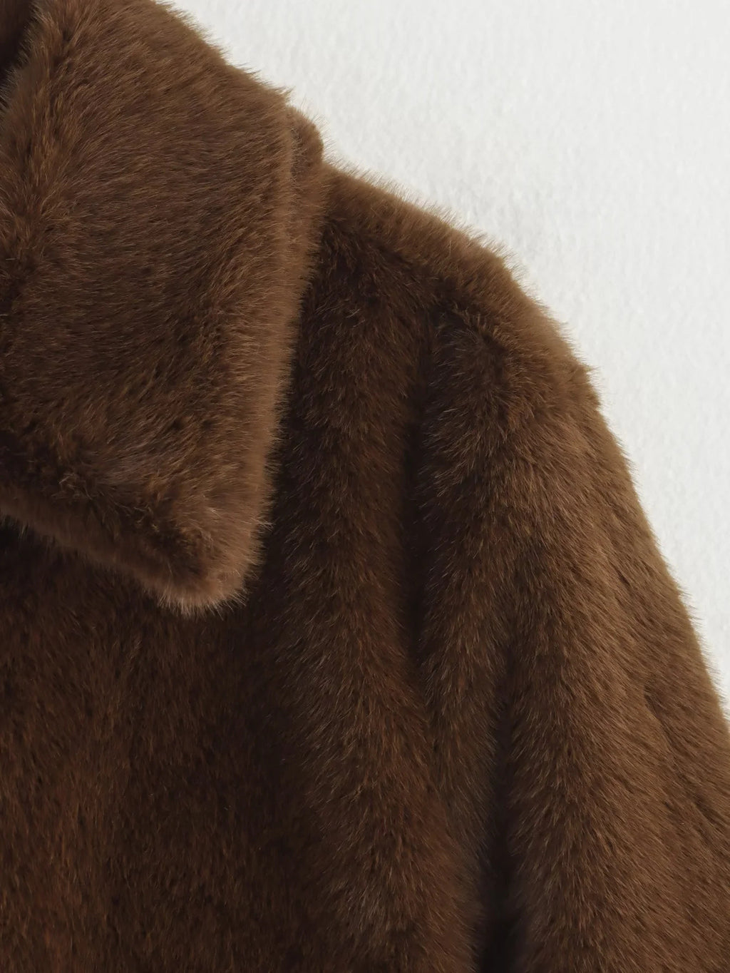 Veste courte femme en fausse fourrure marron foncé, détail du col et de l'épaule