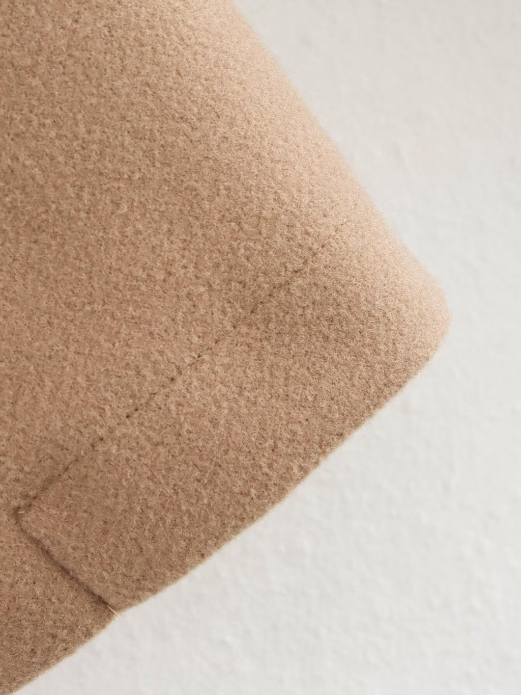 Veste courte femme à grand revers arrondi, coloris camel, détail du bas de manche