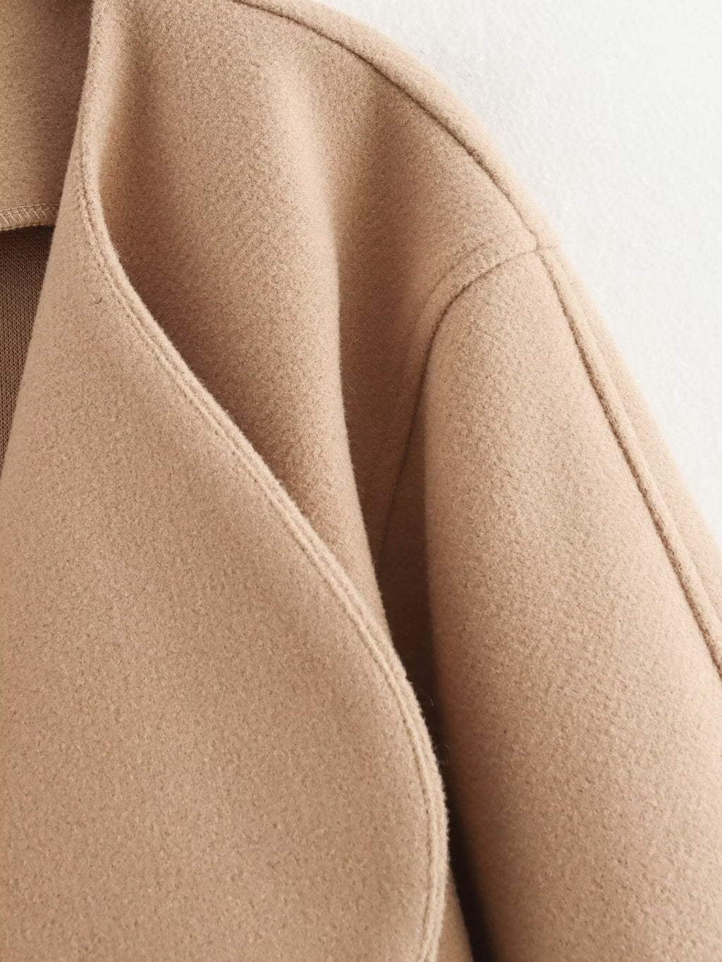 Veste courte femme à grand revers arrondi, coloris camel, détail de l'épaule et du revers