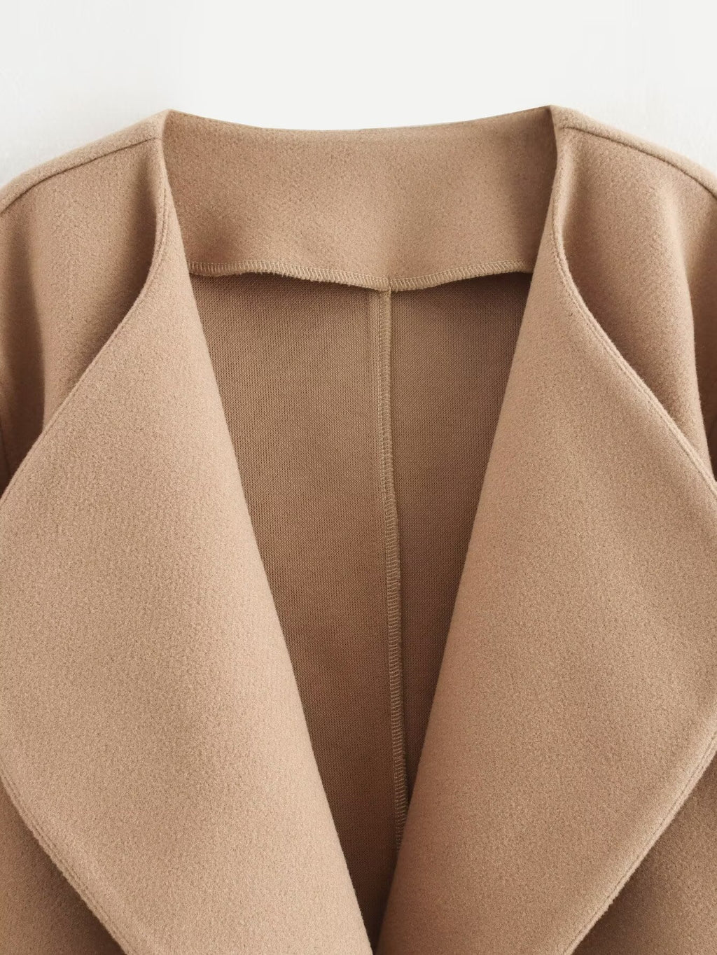 Veste courte femme à grand revers arrondi, coloris camel, détail du revers et de l'intérieur en maille