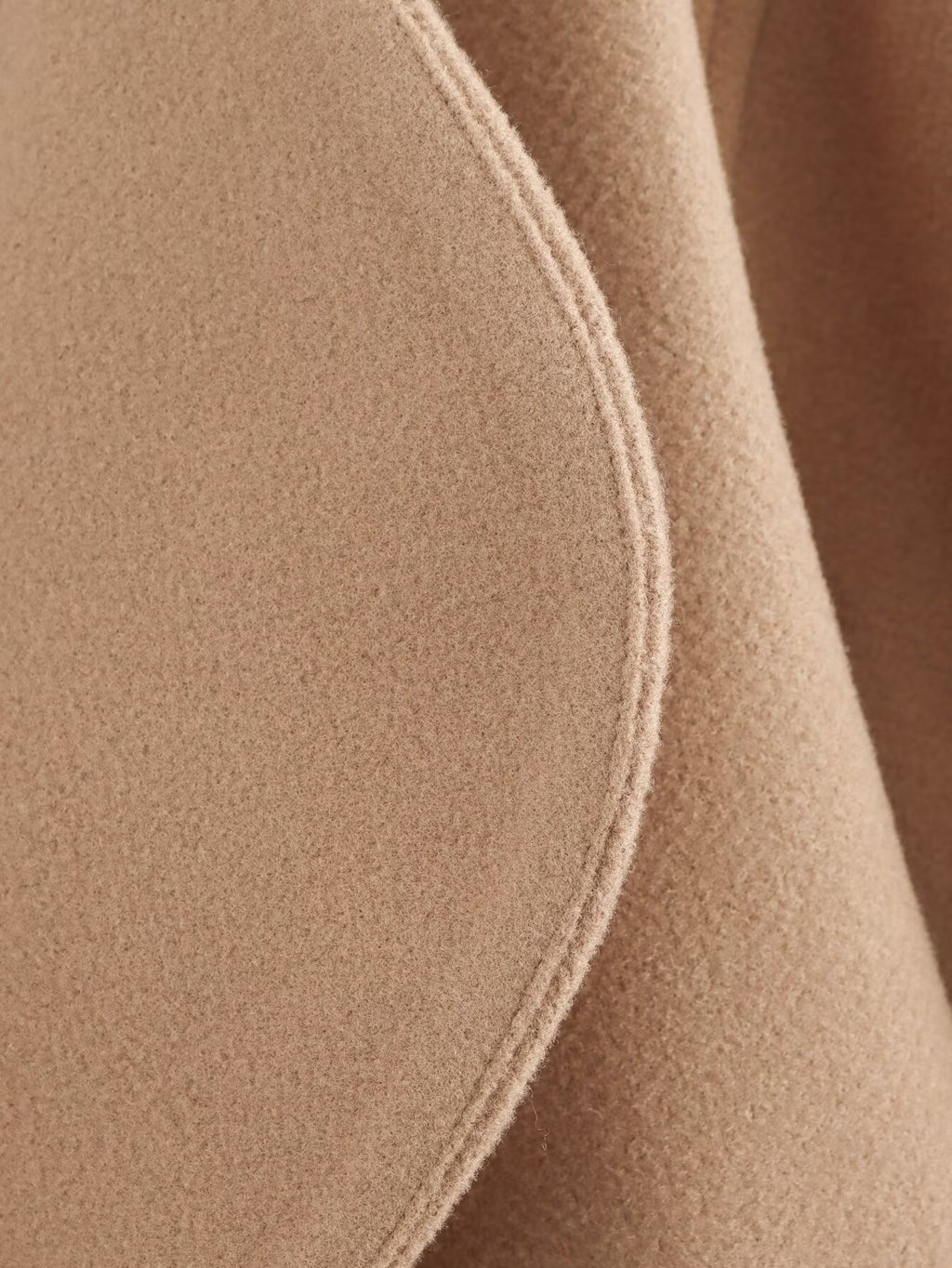 Veste courte femme à grand revers arrondi, coloris camel, détail de la surpiqûre du revers