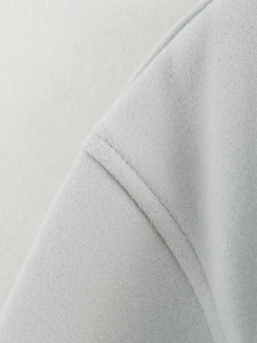 Veste courte femme à grand revers arrondi, coloris gris clair, détail de l'épaule