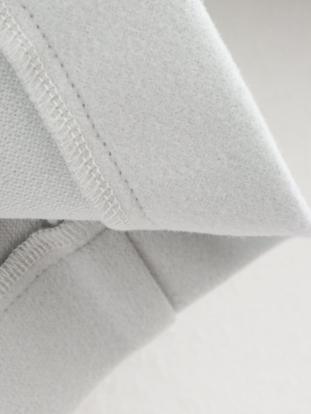 Veste courte femme à grand revers arrondi, coloris gris clair, détail de l'intérieur du revers