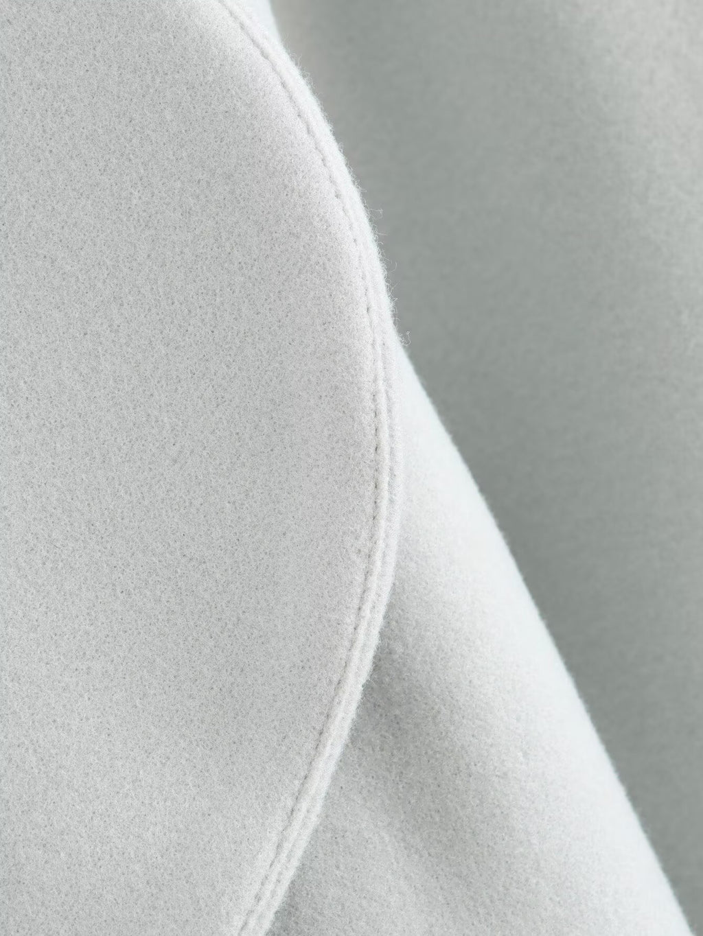 Veste courte femme à grand revers arrondi, coloris gris clair, détail du revers arrondi