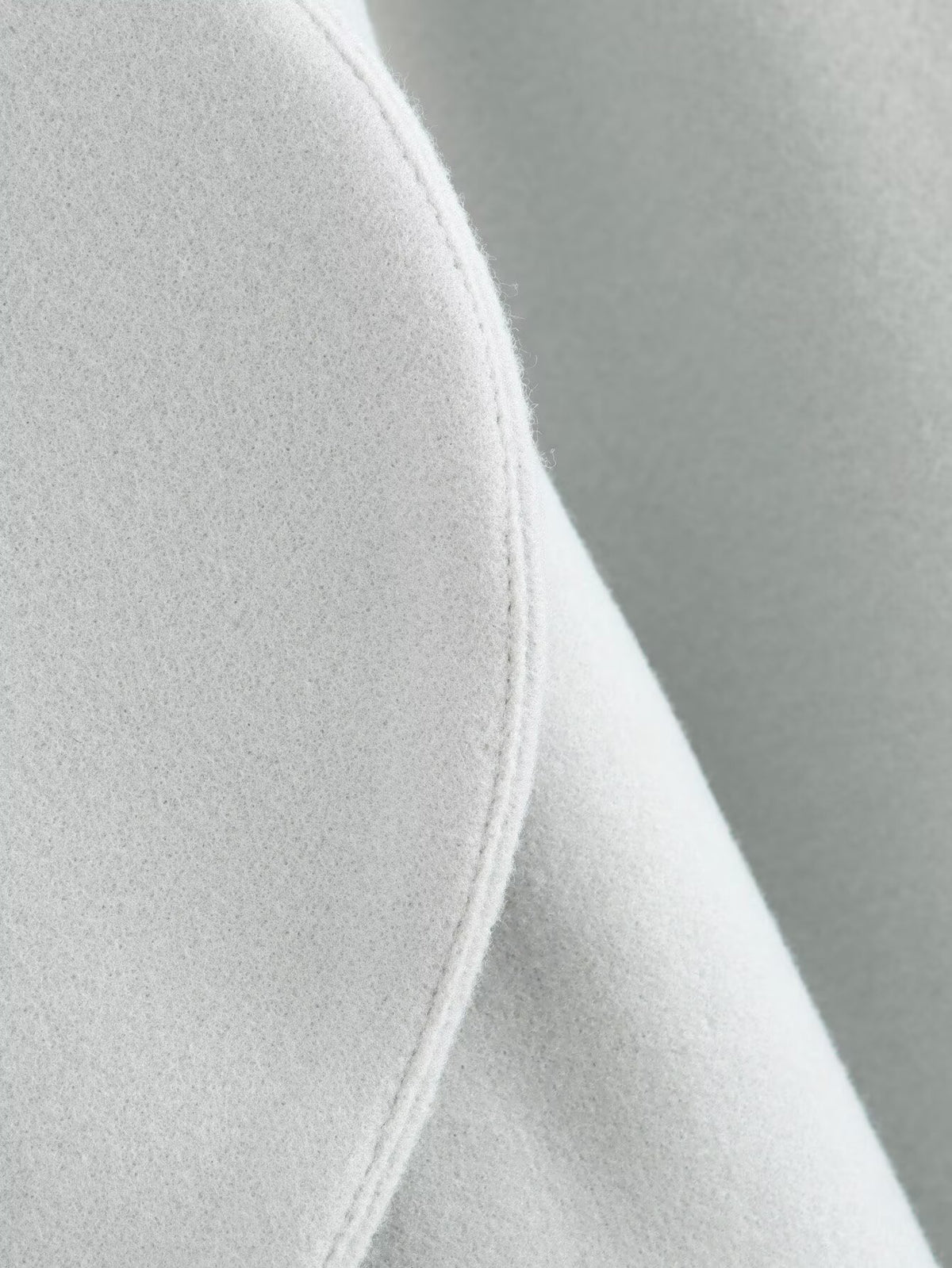 Veste courte femme à grand revers arrondi, coloris gris clair, détail du revers arrondi