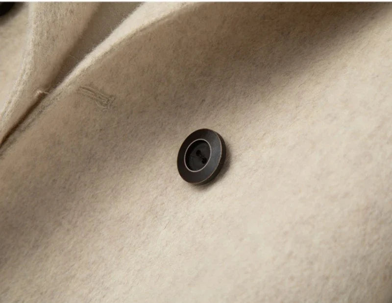 Veste droite femme croisée, coloris beige, détail du bouton et du revers