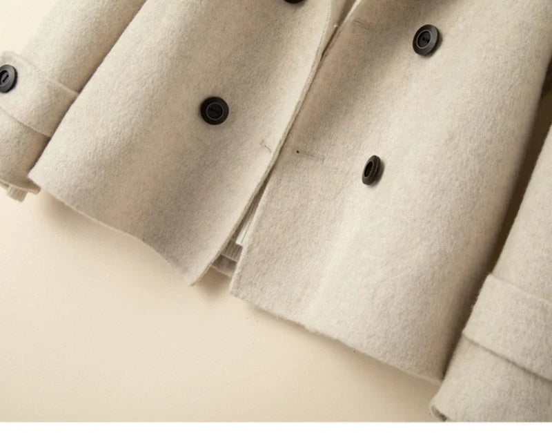 Veste droite femme croisée, coloris beige, détail de la fermeture croisée