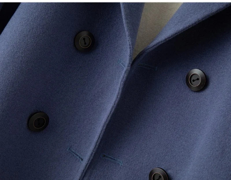 Veste droite femme croisée, coloris bleu brume, détail de la fermeture croisée