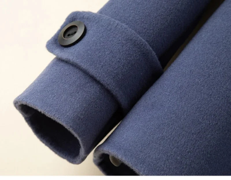 Veste droite femme croisée, coloris bleu brume, détail du poignet