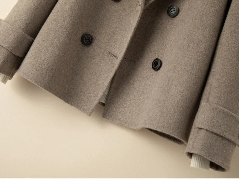 Veste droite femme croisée, coloris brun, détail de la fermeture croisée