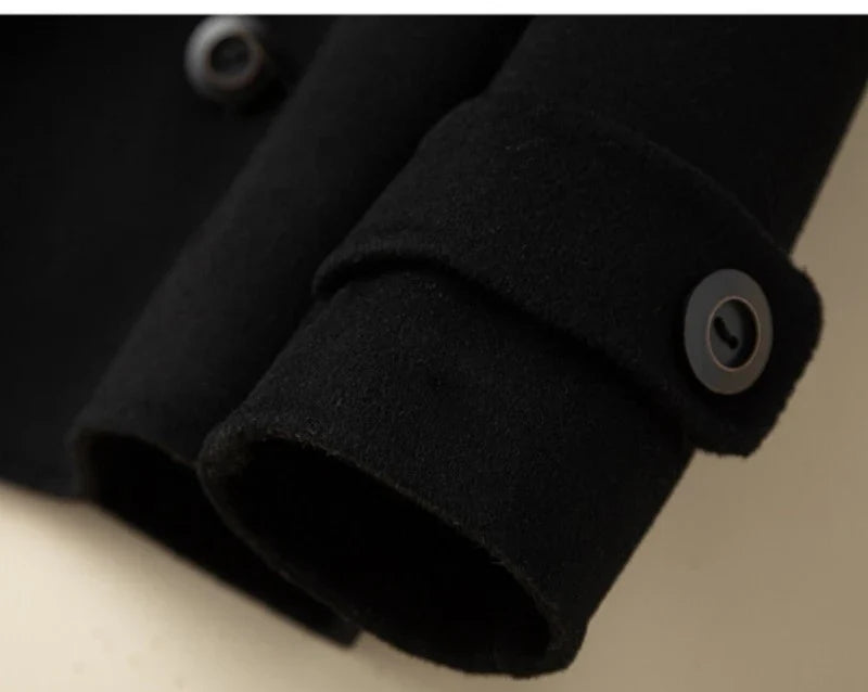 Veste droite femme croisée, coloris noir, détail du poignet boutonné