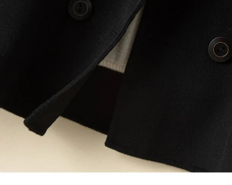 Veste droite femme croisée, coloris noir, détail du revers croisé