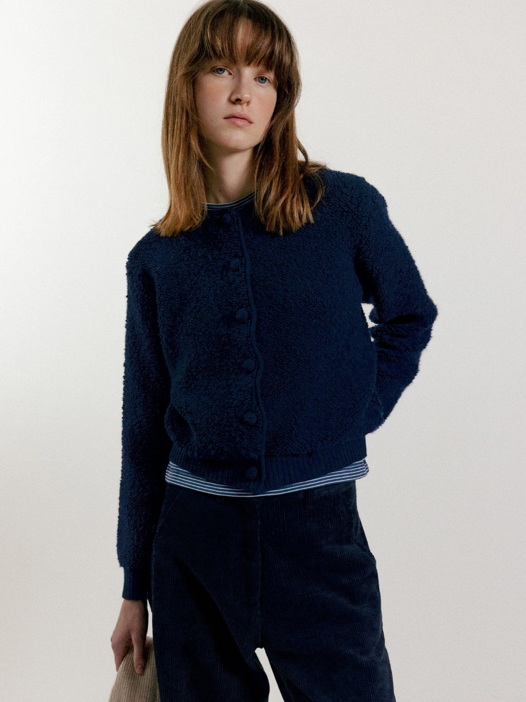 Veste en maille bouclette bleu marine vue de trois quarts