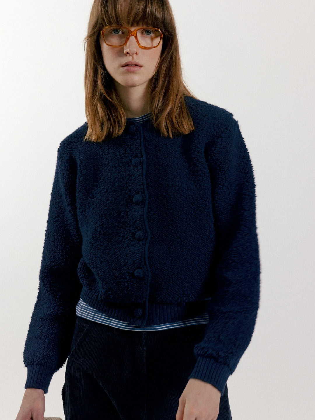 Veste courte en maille bouclette bleu marine portée fermée