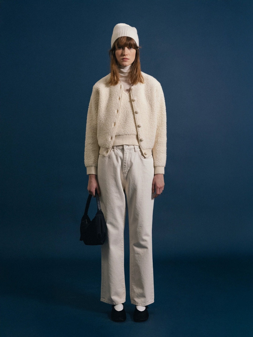 Silhouette complète de la veste courte en maille bouclette écru
