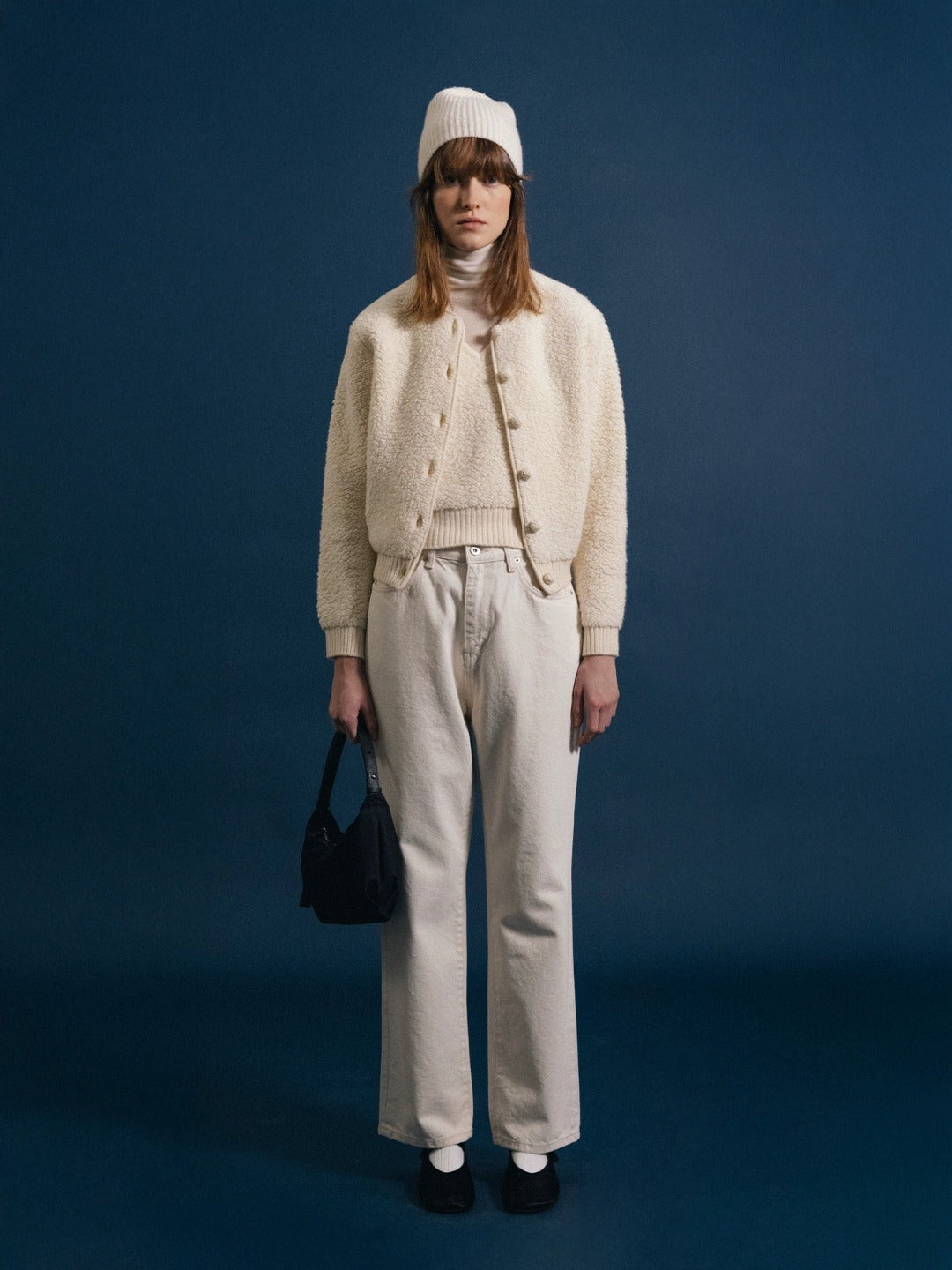 Silhouette complète de la veste courte en maille bouclette écru